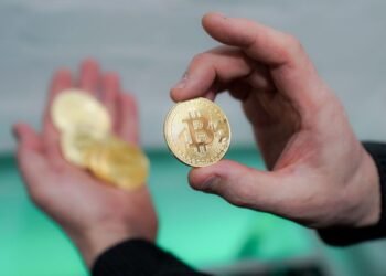 Почему замедляется торговля биткоином?