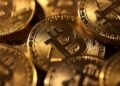 Биткоин снова тестирует $80 000 на фоне удара Ирана