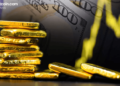 Золото подешевело на 0,7% на фоне того, что индекс доллара США (DXY) удерживается вблизи отметки 99,32, а доходность 10-летних облигаций приближается к 4,6%