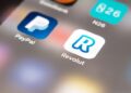 Revolut выпустила пластиковую криптокарту Dogecoin с LED-дисплеем