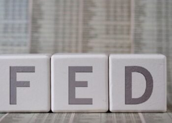 Согласно инсайдерской информации, Федеральная резервная система сейчас рассматривает возможность повышения, а не снижения процентных ставок!