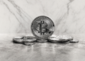 Bitcoin после ликвидаций на $19 млрд: чему рынок научился за год после flash crash